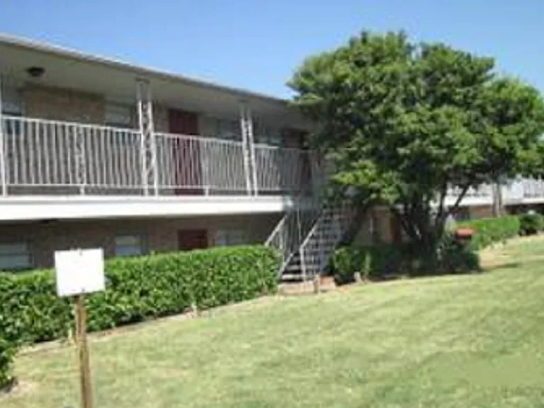 7215 N Macarthur Blvd — Photo 1