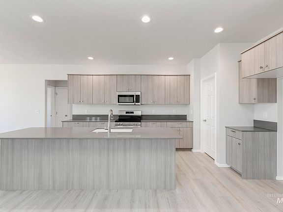 3rd image of 205 Aquamarine Ave