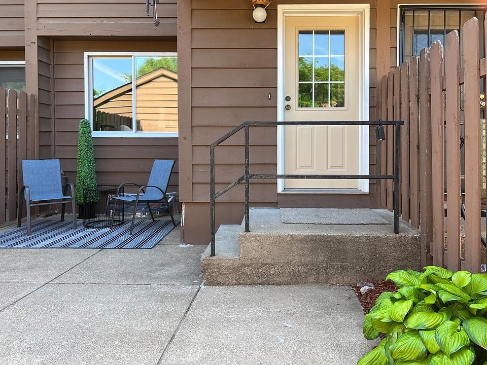 1st image of 2456 Crestwood Dr