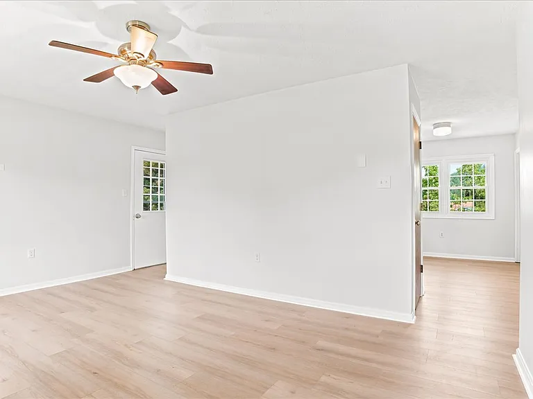 102 Linwood Ct — Photo 9