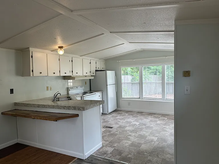 182 Vine St — Photo 3