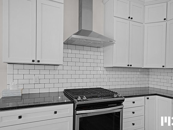 5th image of 627 Fairview Ave NE #2