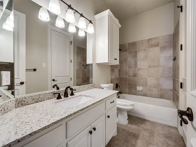 1433 Montgomery Ln — Photo 9