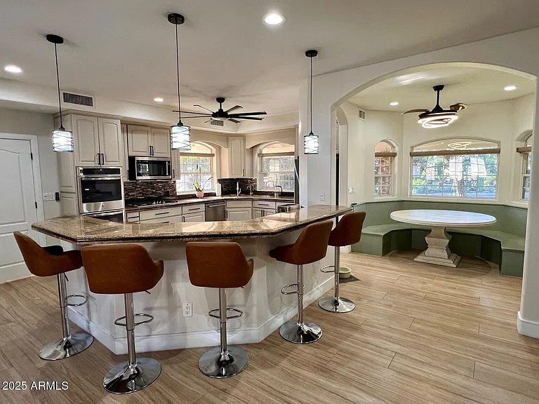 219 W Harmont Dr — Photo 11
