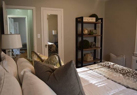 3rd image of 2851 S Moreland Blvd #201