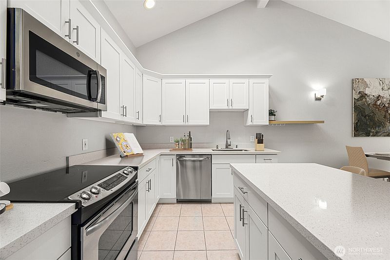 5th image of 1709 18th Avenue #302