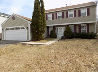 17 Ascot Ln, Streamwood, IL