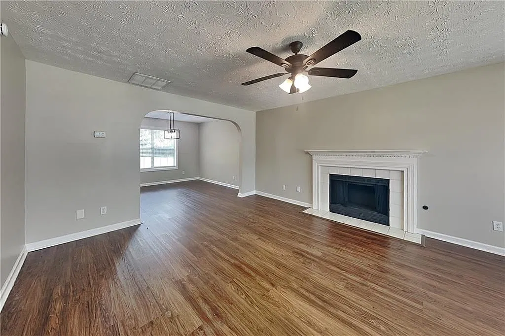 4 bed, 2.5 bath, 1972 sqft, $2,140 — Photo 2