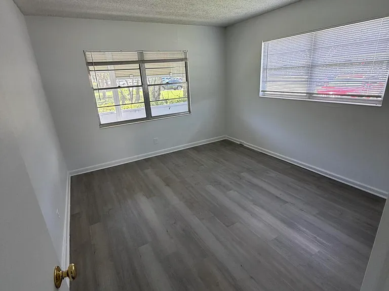 266 Brighton Dr E #G — Photo 10