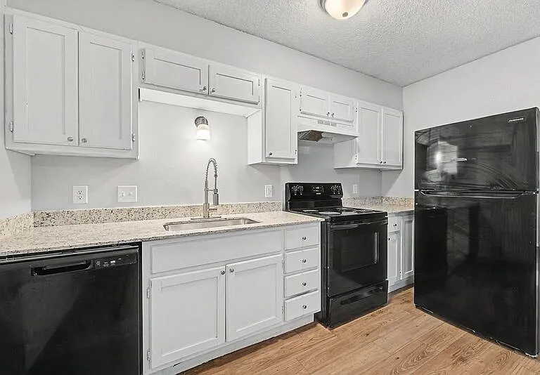 1037-1045 S Happy Hollow Rd — Photo 19
