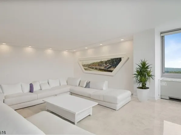 1 Claridge Dr., Apt. 608 #608, Verona Twp., NJ 07044