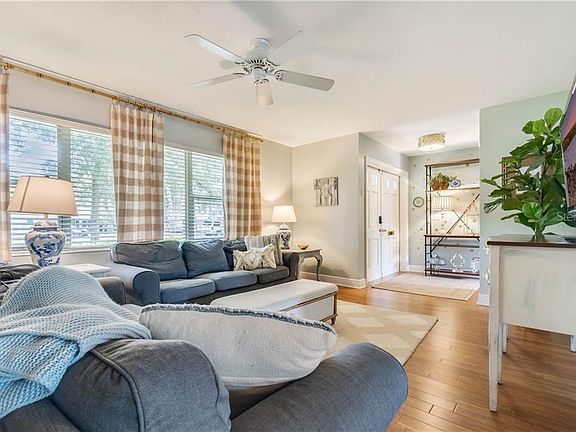 3rd image of 2927 Montfichet Ln