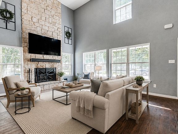 4th image of 200 Lakeside Dr