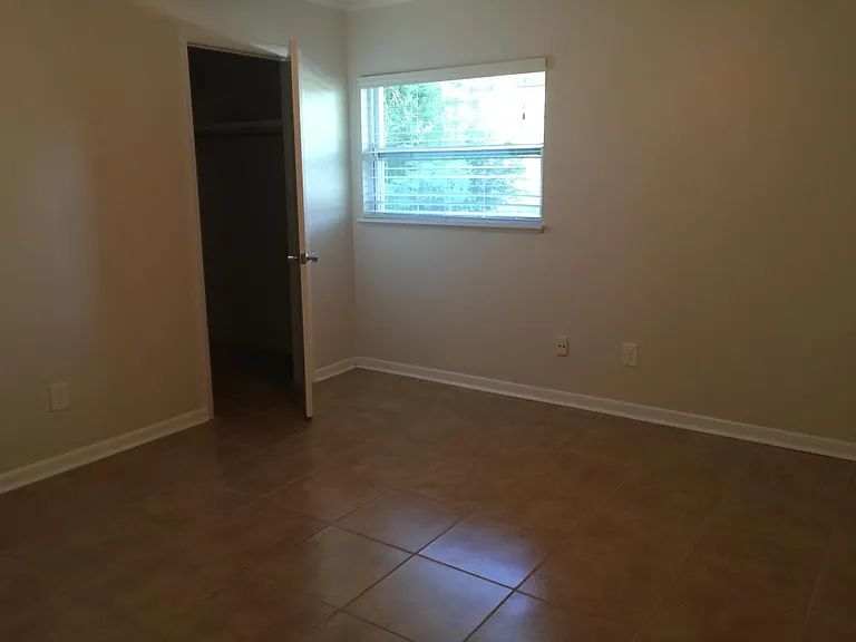Second bedroom w/ walk in closet