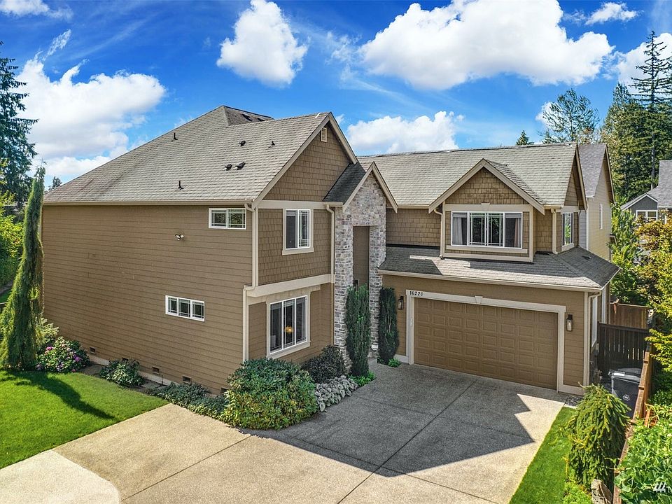 This stunning 5 bedroom/2.5 bath Bennett Home Resale is TURN-KEY!>