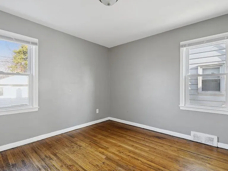 18417 Albion St — Photo 5
