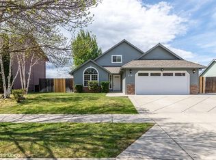 2121 Manchester Dr, Medford, OR 97501