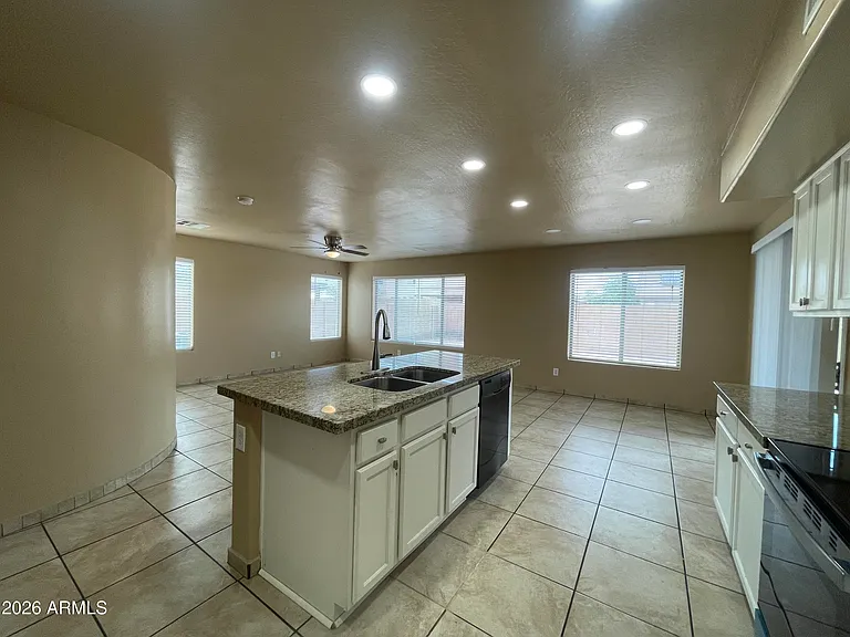 1466 E Holiday Dr — Photo 7