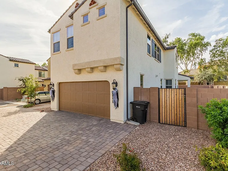 1942 S Sycamore Pl — Photo 2