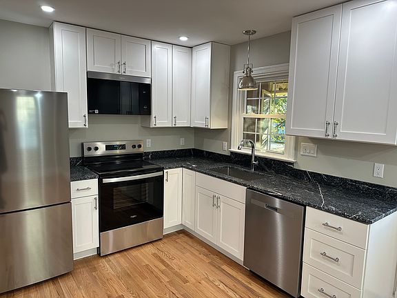 Brand new kitchen , solid granite counters, stainless appliances