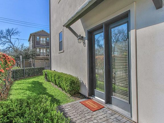 Nicely landscaped side yard