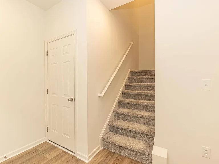 518 Eastwood St — Photo 10