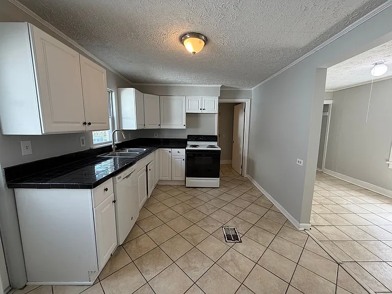 6103 W Clinton Ave — Photo 4