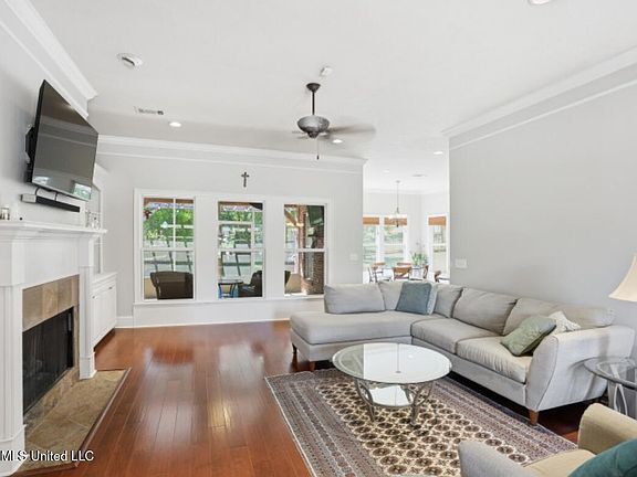 5th image of 156 Hartfield Dr