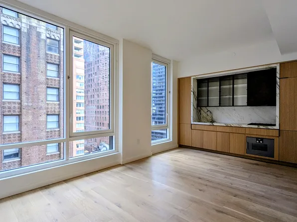 135 East 47th Street image 2 of 23