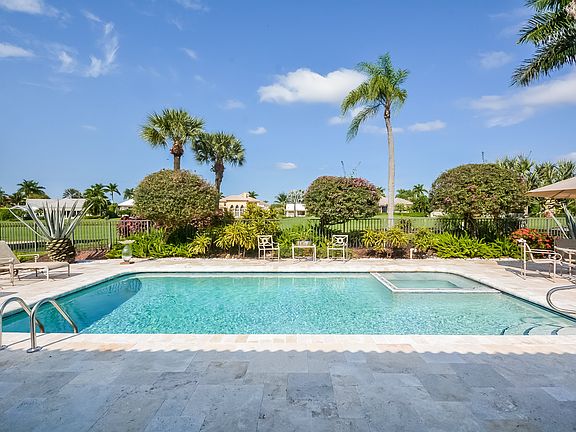 Sun on pool/spa all day