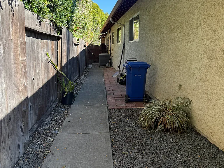 4877 Essex Way #ADU — Photo 10