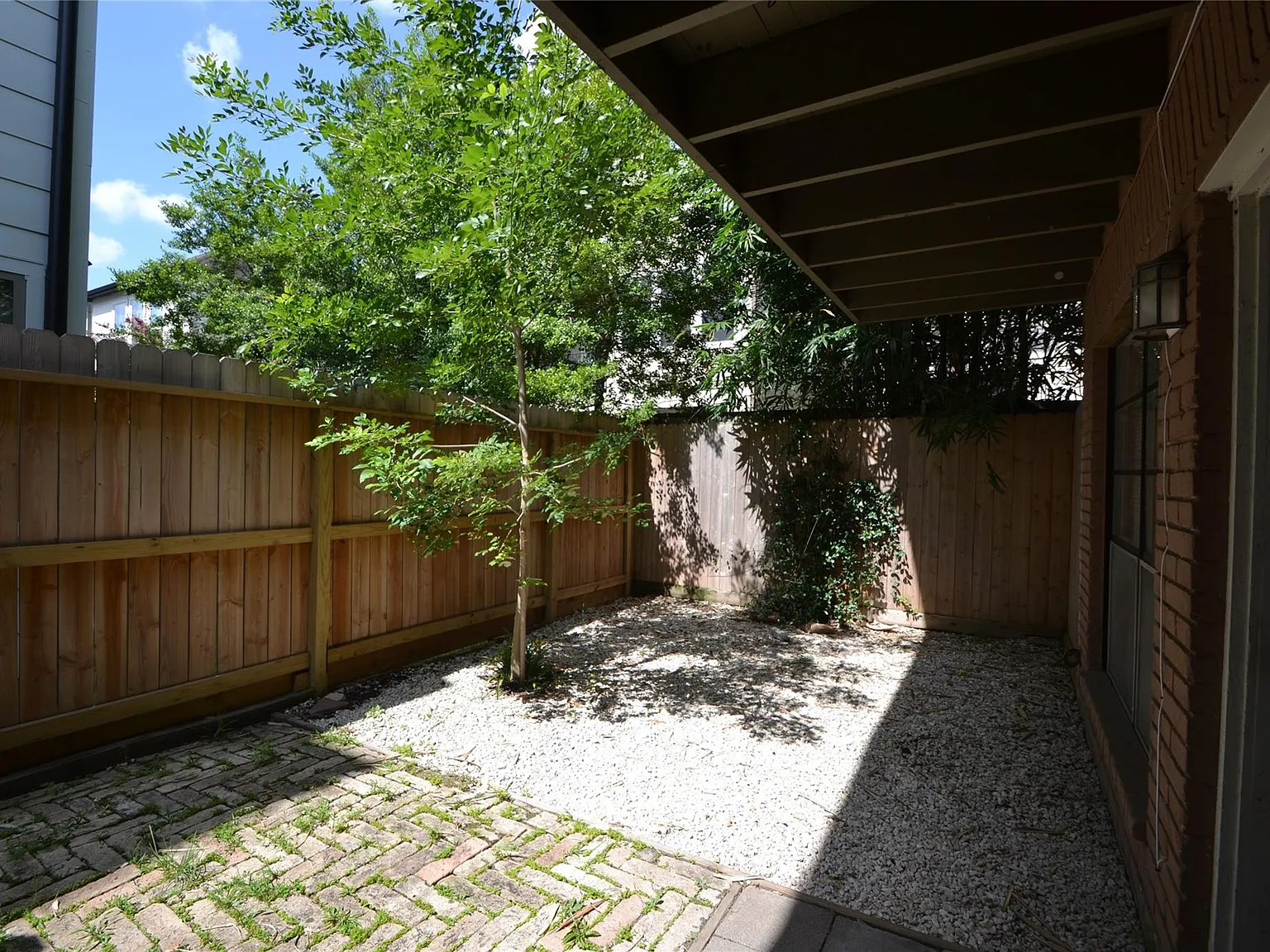 1 bed, 1.0 bath, 3828 sqft, $1,550 — Photo 2