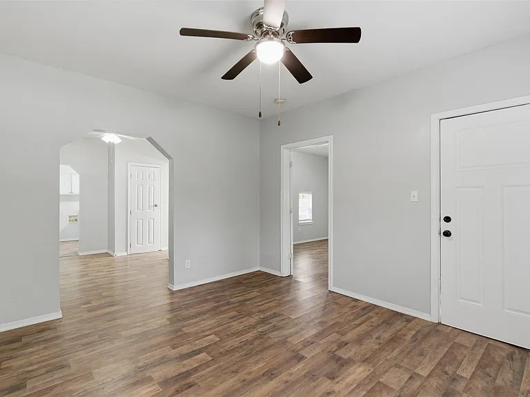 127 E Walker St — Photo 10