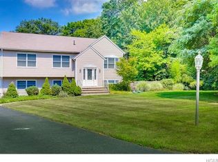 16 E Stemmer Ln, Suffern, NY 10901