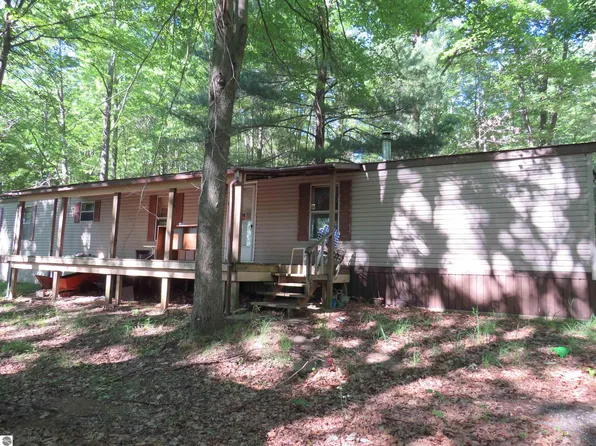 126 W Ridge Cir, Leroy, MI 49655