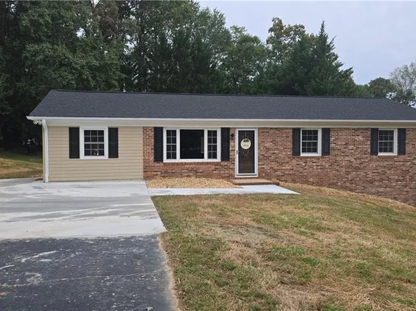 261 Dudley Ave, Mount Airy, NC 27030