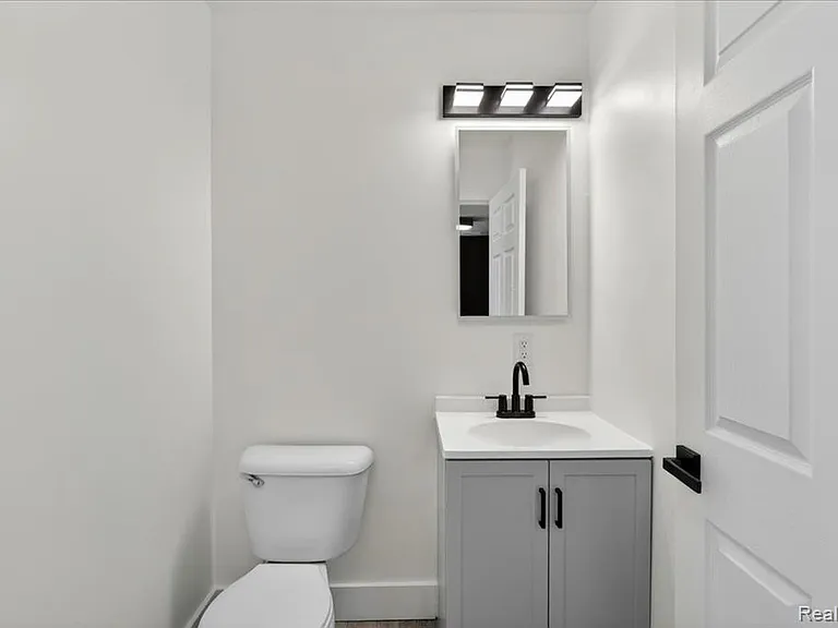 48 Broadway St #D — Photo 12