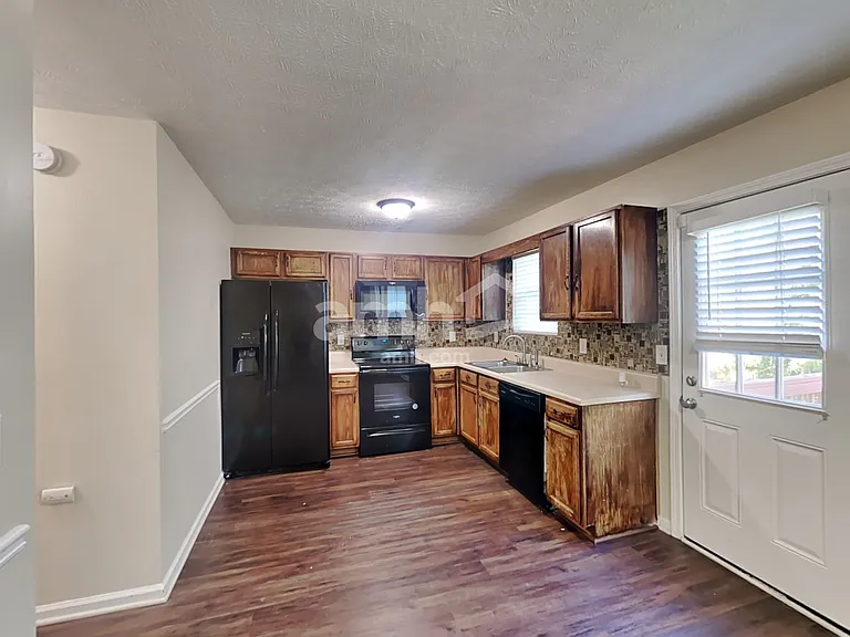 1509 Locomotive Dr NE — Photo 3