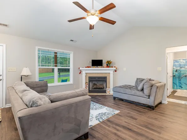 105 Crownside Dr, Four Oaks, NC 27524