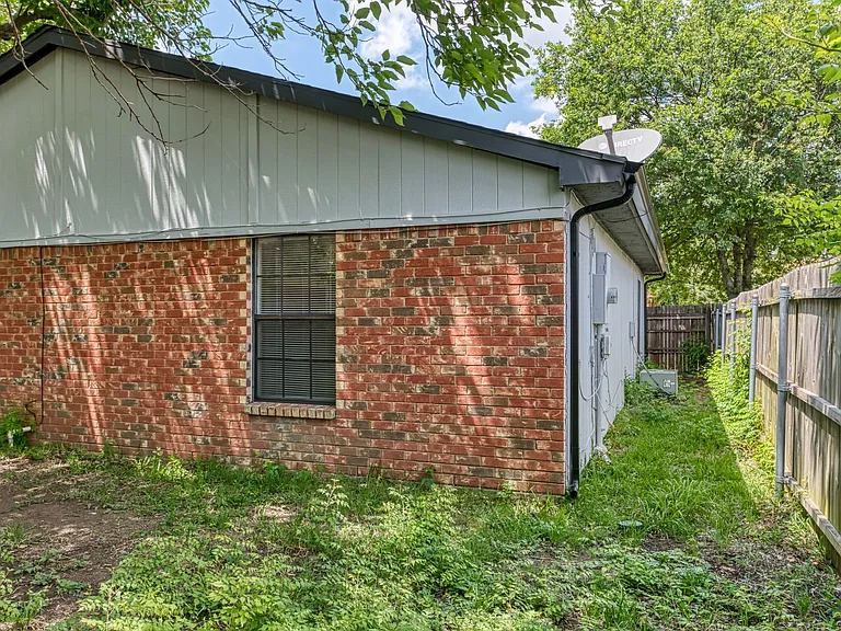 447 Vincent St — Photo 25