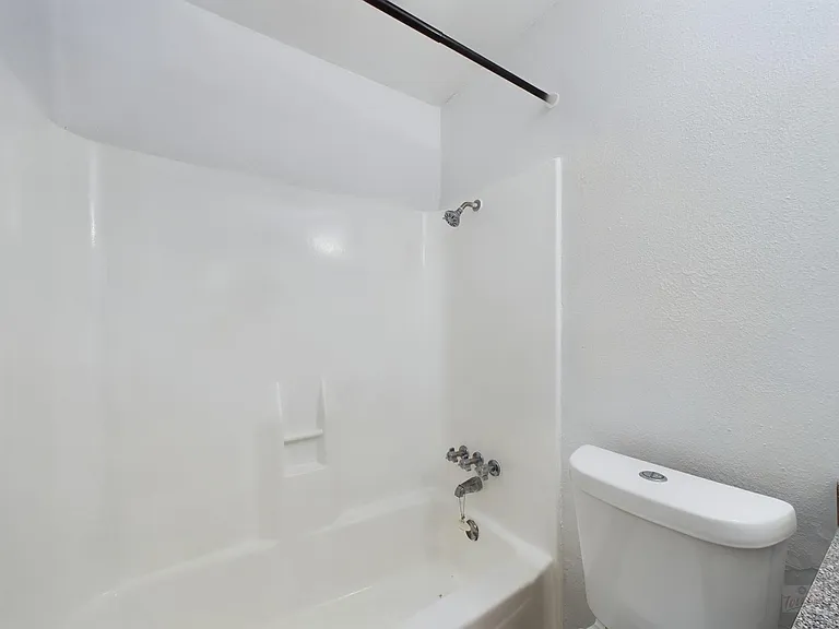 2124 Burton Dr #140 — Photo 19