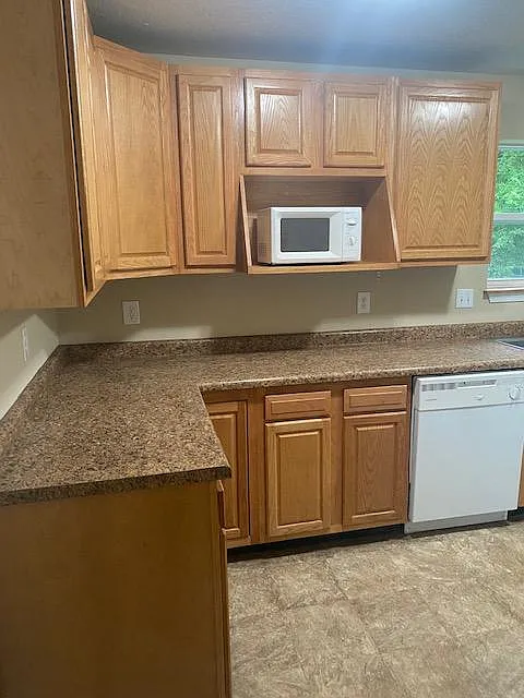 3 bed, 1940 sqft, $2,475 — Photo 3