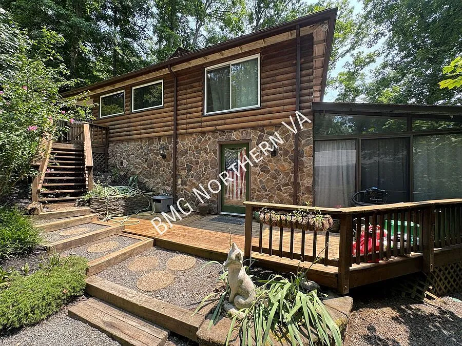 Coming Soon! Unique 2 Bed 2 Bath Lake House With Private Floating Dock In Lake Jackson Hills — Photo 3