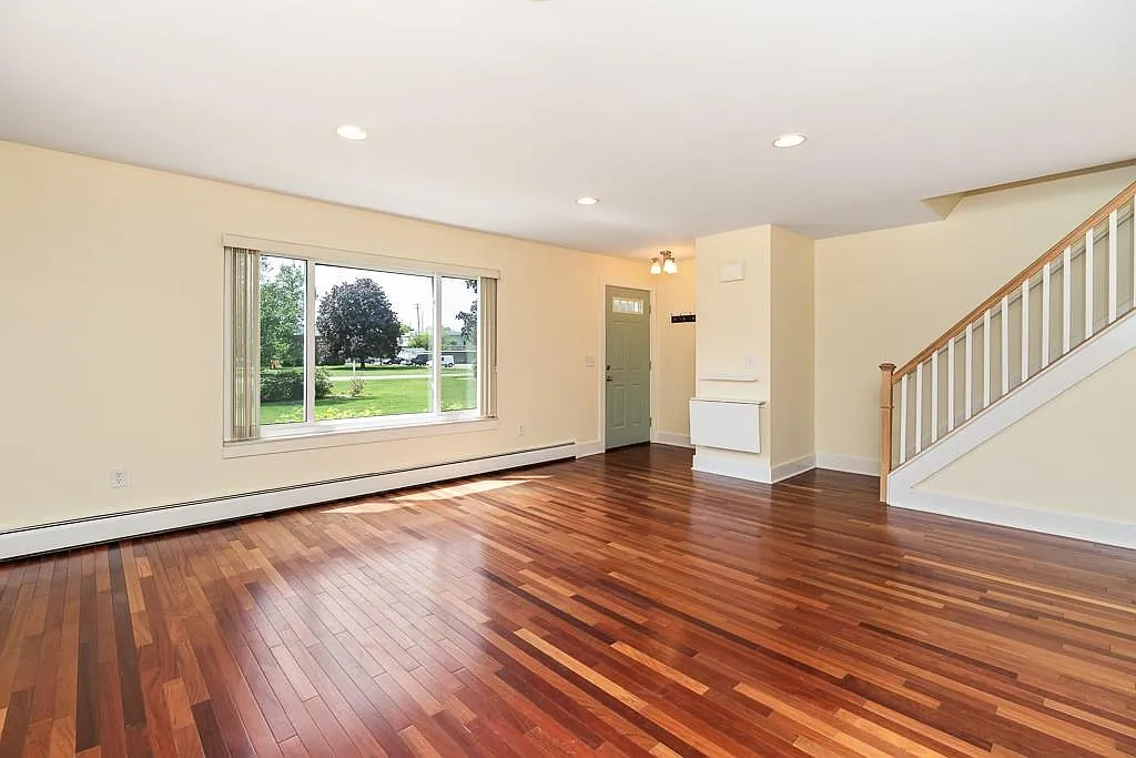 3 bed, 1.5 bath, 1320 sqft, $2,100 — Photo 4