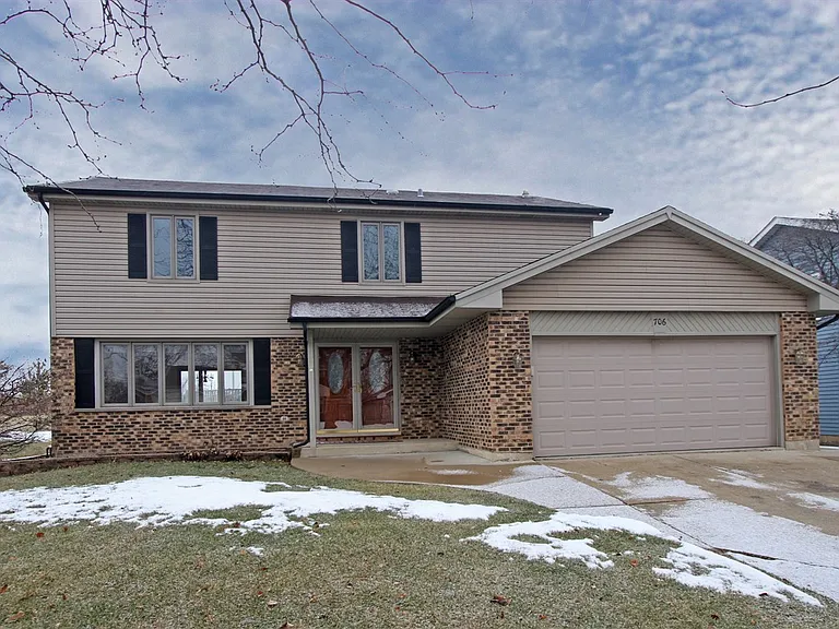 706 N Point Dr — Photo 1