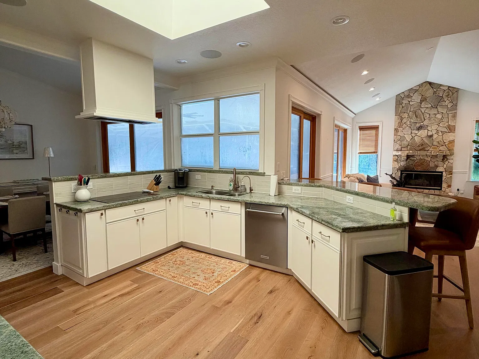 3 bed, 2.0 bath, 2045 sqft, $5,000 — Photo 3