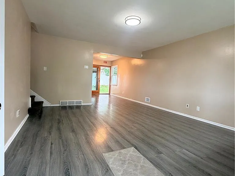 2521 S Lumber St — Photo 2