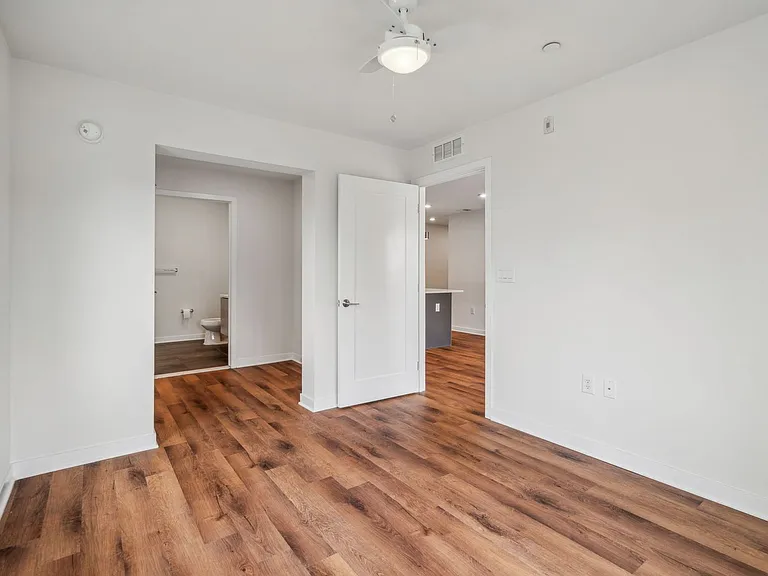 Graduate Pointe — Photo 240