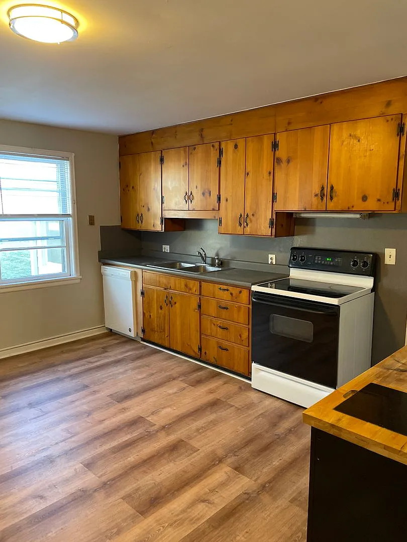 211 College Drive — Photo 3