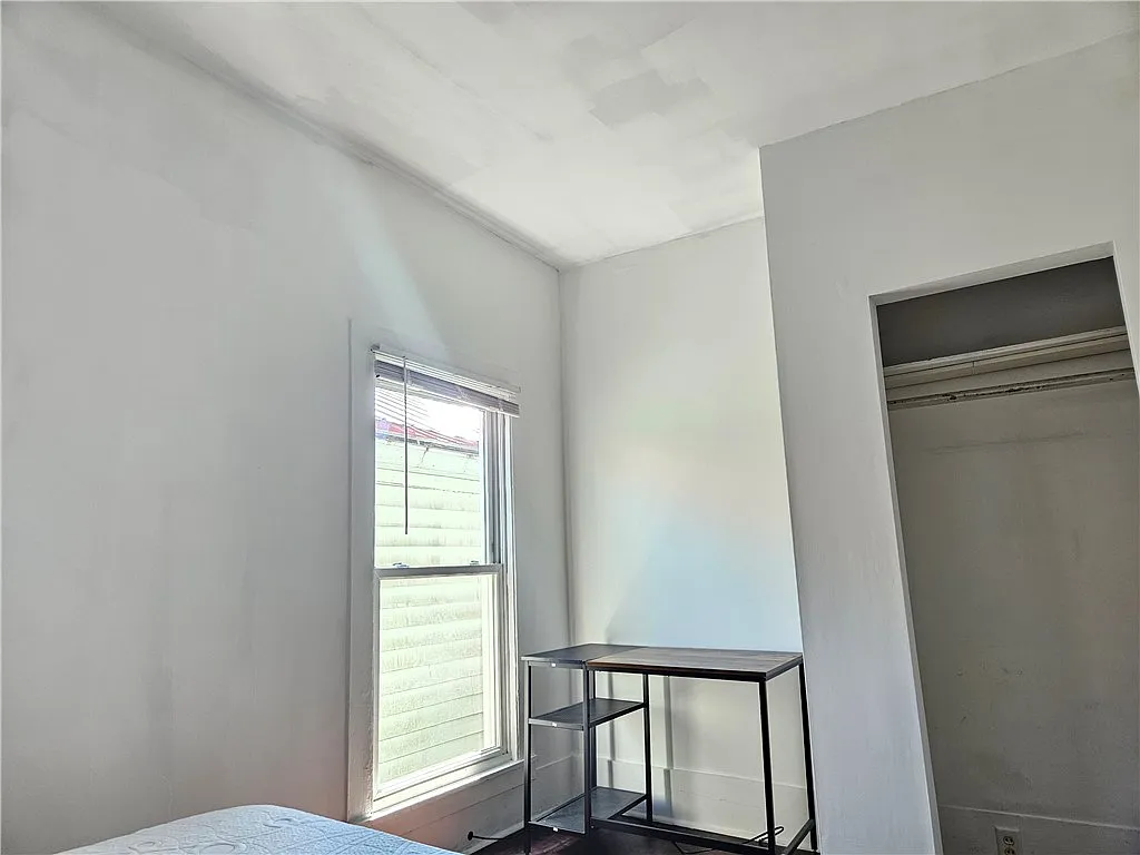 3 bed, 1.0 bath, 1117 sqft, $2,100 — Photo 4
